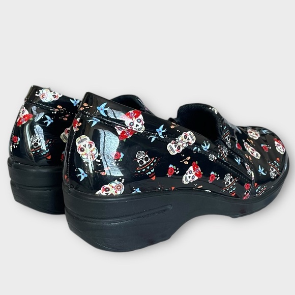 Easy Street Easy Works Clogs Womans 10 Wide Black Sugar Skulls Goth Halloween - Picture 3 of 8